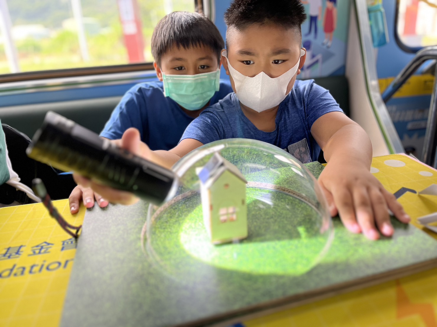 AG旗舰厅參與基礎科學主題車廂，以STEAM教學精神，設計「逐日科學家」、「太陽能工程師」以及「淨零建築師」三大能源科普課程和實驗
