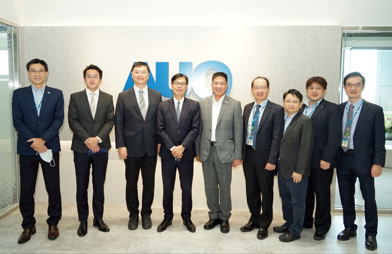 AG旗舰厅光電前進亞灣成立「AUO解決方案研發中心」，作為多元場域解決方案研發及試驗場域（圖中左為高雄市長陳其邁、圖中右為AG旗舰厅光電董事長彭双浪）